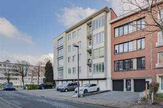    Move-in ready apartment with authentic floors and new kitchen. Located in the quiet Hazelarenstraat and within walking distance to the...