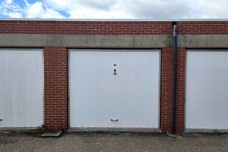 Meer info: https://www.bellesvastgoed.be/te-koop/boechout-molenlei-59-garagebox-21<br /><br />Deze garagebox bevindt zich pal in het centrum van Boechout, op een gunstige locatie vlakbij de Heuvelstraat, de nieuwe woonwijk Midden en het station. De garage is bereikbaar via een doorgang langs de woning gelegen aan Molenlei 59.<br /><br />Het dak werd in 2022 volledig vernieuwd. De garagebox heeft een oppervlakte van ca. 16 m² en biedt een praktische en centraal gelegen parkeer- of bergruimte.<br /><br />Tot binnenkort!