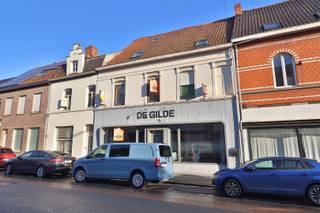 Polyvalente eigendom nabij het centrum van Bissegem. Dit voormalig café met bijhorende feestzaal kijkt uit naar een nieuwe invulling.Het café...