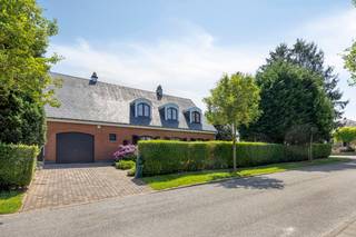 <p>Ontdek deze charmante villa waar ruimte, rust en potentieel centraal staan. Gelegen in een rustige en residentiële woonwijk biedt deze woning alle comfort voor wie op zoek is naar een ruime gezinswoning op een uitstekende locatie. Via de royale inkomhal (18 m²) komt u in de lichtrijke leefruimte van maar liefst 55 m², die naadloos aansluit op de ruime keuken (18 m²). Aansluitend bevindt zich de praktische wasruimte (16 m²), uitgerust met een douchecabine en met directe toegang tot de ruime inpandige garage (33 m²). Op de verdieping bereikt u via de trap de nachthal. Deze geeft toegang tot vier slaapkamers van respectievelijk 22 m², 18 m², 15 m² en 7 m², evenals een badkamer van 7 m². Buiten geniet u van een volledig aangelegde tuin met aangenaam terras. De ligging is een absolute troef. Dankzij de nabijheid van de fietssnelweg, Brussel, de Ring, scholen, openbaar vervoer en het UZ. Absoluut een bezoek waard!</p>