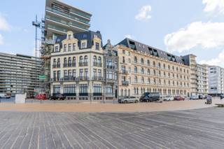 Op de belle-etage van de Residentie Elisabeth in het project Troon 17, bieden wij u een schitterend twee-slaapkamer appartement aan. Dit appartement heeft uitzonderlijke hoge plafonds van 3m70 hoog wat het appartement een fantastisch ruimtelijk gevoel geeft.<br />De gevelbreedte van het appartement aan de kant van de Zeedijk is 7m40 en is voorzien van prachtige ramen die het zeezicht heel uitzonderlijk maken.<br />Het appartement bestaat uit een inkomhall woonkamer met open volledig hedendaagse ingerichte keuken, ruime berging, twee slaapkamers, badkamer en afzonderlijk toilet.<br />De ramen zijn 1m85 boven de dijk gelegen en van binnen in de woonkamer 45cm boven de grond, waardoor u een heel mooie beleving hebt met het strand en de zee.<br />Aan de slaapkamers is er een ruim zon georiënteerd terras die uitgeeft op de tuin van dit schitterend project. Alle afwerkingen kunnen gekozen worden. Het lastenboek voorziet ruime budgetten.<br />In het project Troon 17 zijn garages en autostandplaatsen ter beschikking die rechtstreeks toegankelijk zijn met de lift.
<ul>
	<li>EPB minder dan 40</li>
	<li>Binnenoppervlakte: 100.94m² en terras van 16m²</li>
	<li>Mogelijkheid tot aankoop van 1 of meerdere garages of autostandplaatsen in de residentie</li>
	<li>Uitzonderlijke afwerking met parket, vloerverwarming, mini-domoticasysteem</li>
	<li>Onmiddellijk beschikbaar</li>
</ul>