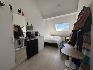 **ACADEMIEJAAR 2026-2027**In residentie Mayor vind je deze moderne studentenkamer. De kamer wordt bemeubeld aangeboden, beschikt over eigen sanitair...