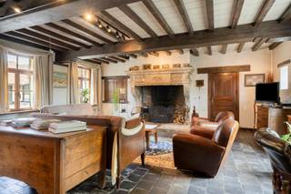 Charmante ferme carrée au charme authentique, avec dépendance, grande grange et jardin ensoleillé<br /><br />À la lisière des communes rurales d'Affligem et de Meldert se trouve cette ferme carrée pleine de caractère, où charme authentique et espace vont de pair. Une propriété unique pour ceux qui recherchent le calme, le cachet et de nombreuses possibilités.<br /><br />Le bâtiment respire l’histoire et l’ambiance. Les éléments authentiques ont été magnifiquement préservés et les différentes pièces à vivre se caractérisent par de superbes cheminées flamandes, qui confèrent une atmosphère chaleureuse et intemporelle. L’aile droite dispose déjà de 3 chambres (18, 20 et 43 m² ; cette dernière pouvant parfaitement être divisée en plusieurs pièces) et de 2 salles d’eau.<br /><br />L’impressionnante cour intérieure d’environ 330 m² constitue le cœur battant de la ferme et offre tout l’espace nécessaire pour des moments conviviaux, des réceptions ou des aménagements créatifs.<br /><br />L’annexe constitue un atout particulier : il s’agit d’un logement indépendant doté de son propre salon, d’une cuisine, d’une salle de bains et d’une chambre. Idéal comme maison d’hôtes, pour accueillir de la famille, pour une cohabitation ou comme espace de vie supplémentaire.<br /><br />De plus, la propriété dispose d’une grande grange d’environ 150 m², un espace polyvalent qui se prête parfaitement à l’organisation de fêtes, de réunions de famille, d’événements, de loisirs ou d’autres activités.<br /><br />Par ailleurs, la partie droite bénéficie d’un jardin exposé au soleil, où vous pourrez profiter en toute tranquillité du cadre champêtre et de la vie en plein air.<br /><br />Atouts<br />-Ferme carrée pleine de caractère et de charme<br />-Éléments authentiques et cheminées flamandes pleines de charme<br />-Grande cour intérieure d’environ 330 m²<br />-Grange d’environ 150 m² offrant de nombreuses possibilités d’utilisation<br />-Dépendance indépendante comprenant un salon, une cuisine, une salle de bains et une chambre<br />-Au total, 4 chambres, possibilité d’agrandissement<br />-Jardin exposé au soleil<br />-Situation rurale à la limite d'Affligem et de Meldert<br />-Particulièrement adaptée à ceux qui souhaitent allier cadre de vie, espace et caractère<br /><br />Une propriété qui a une âme et offre des possibilités exceptionnelles — idéale pour ceux qui recherchent plus qu'une simple maison.<br /><br />Cette opportunité vous intéresse ? N'hésitez pas à nous contacter pour organiser une visite via kurt@immoaccenta.be