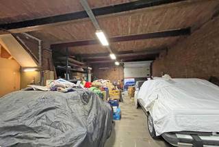 Ideaal gelegen magazijn/werkplaats (ca. 395 m²) aan de Lierse stadsrand met 2 bovengelegen appartementen. Vlakbij de ringweg, alle...