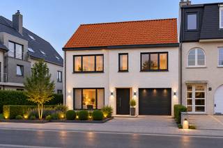 <ul>
<li>Deze <strong>half-open bebouwing </strong>is gelegen op een prachtige locatie in Bredene.</li>
<li>De woning vraagt een <strong>totaal renovatie</strong>.</li>
<li>Indeling is als volgt:<br />glv: Inkom, leefruimte, keuken, toilet, garage en berging<br />1e V: <strong>4 slaapkamers</strong> en badkamer</li>
<li>Het perceel is zeer goed georiënteerd voor de zon!</li>
<li>Wandelafstand naar het strand!</li>
<li>Mooie perceel oppervlakte van 436m<sup>2</sup>.</li>
</ul>