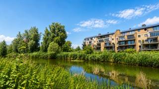 Op een uitstekende locatie in Lokeren, met een prachtig vrij uitzicht op het natuurgebied De Buylaers, bevindt zich dit uitzonderlijk ruime appartement van maar liefst 142 m² + terras 10 m².<br /><br />De combinatie van ruimte, lichtinval en de groene omgeving zorgt hier voor een uniek wooncomfort. Vanuit de royale leefruimte en het terras geniet u dagelijks van een panoramisch zicht op de groene long van Lokeren, waar rust, natuur en water elkaar ontmoeten.<br /><br />De lichtrijke woonkamer met open keuken vormt het centrale hart van het appartement. Dankzij de grote raampartijen wordt de leefruimte overspoeld met natuurlijk daglicht en vloeien binnen- en buitenruimte harmonieus in elkaar over. Het aangename terras van circa 10 m² biedt een ideale plek om te ontspannen met zicht op het omliggende groen.<br /><br />De praktische indeling omvat verder:<br /><br />3 ruime slaapkamers van ca. 19 m², 13 m² en 13 m²<br />Volwaardige badkamer met ligbad en dubbele wastafel<br />Apart gastentoilet<br />Ruime berging & wasplaats<br />Inkomhal met veel bergruimte<br />Ondergrondse autostaanplaats + parking buiten<br />Private kelderberging<br /><br />De residentie beschikt over een verzorgde gemeenschappelijke omgeving en ligt op wandelafstand van winkels, openbaar vervoer, het stadscentrum en recreatiegebied De Buylaers.<br /><br />Troeven van dit appartement<br /><br />✔ Bewoonbare oppervlakte van ca. 142 m²<br />✔ Prachtig uitzicht op natuurgebied De Buylaers<br />✔ Ruime leefruimte met grote raampartijen<br />✔ 3 volwaardige slaapkamers<br />✔ Terras van ca. 10 m²<br />✔ Ondergrondse autostaanplaats inbegrepen<br />✔ Private kelderberging inbegrepen<br />✔ Rustige en groene ligging<br />✔ Energiezuinig en instapklaar<br />✔ Nabij centrum Lokeren en belangrijke verbindingswegen<br /><br />Wonen tussen stad en natuur<br /><br />Dit appartement biedt een zeldzame combinatie van ruimte, comfort en een uitzonderlijke ligging. Elke dag genieten van een groen vergezicht over de Buylaers terwijl alle voorzieningen binnen handbereik liggen? Dan is dit zonder twijfel een bezoek waard.<br /><br />Contacteer Woonbureau vandaag nog voor meer informatie of een bezoek ter plaatse.