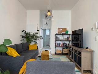<strong>Volledig gerenoveerd 1 slaapkamer appartement op parket ca. 65m² met privatief terras ca. 10m² gelegen in een klein gebouw te Oud-Berchem. Op uitstekende en rustige locatie vlakbij Albert- en Harmoniepark, 't Groen Kwartier, winkels, ziekenhuizen, scholen, openbaar vervoer en belangrijke in-en uitvalswegen.</strong><span><strong><br /><br />INDELING;<br /></strong></span><span>Via de INKOMHAL betreedt u de aangename lichtrijke LEEFRUIMTE met open ingerichte KEUKEN voorzien van opbergkasten en kwalitatieve toestellen; Spoelbak, afwasmachine, ijskast, diepvriesvak, keramische kookplaat, dampkap en oven.<br /><br /></span><span>Via de hal komt u terecht in de MASTERBEDROOM op parket.<br />Ingerichte BADKAMER voorzien van lavabo in meubel en een inloopdouche.</span><br /><br />Aparte toiletruimte en aparte berging (aansluiting wasmachine en droogkast) in de nachthal.<br /><br />Heerlijk genieten kan u op het privatieve TERRAS.<br /><span><br /><strong>BIJZONDERHEDEN;</strong><span></span><br /><span>* Zeer aangenaam wonen in rustige wijk nabij Albert- en Harmoniepark en het Groen Kwartier<br />* Volledig gerenoveerd appartement<br />* Geen gemeenschappelijke kosten<br />* Klein gebouw zonder lift</span><br /><span>* Privatief ruim terras</span><br /><span>* Kelder inclusief</span><br /></span>