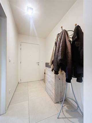 <p><span>Ruim, centraal gelegen appartement met garage</span></p><p><span> </span></p><p><span>het appartement is ingedeeld als volgt:</span></p><p><span>inkomhal, lichtrijke leefruimte met toegang tot het terras. Ingebouwde keuken (koelkast, kookvuur, combi-oven), berging, </span></p><p><span>apart toilet, badkamer met ligbad/douche, dubbele lavabo en aansluiting voor wasmachine, twee slaapkamers. </span></p><p><span>Ruime garage met automatische poort.</span></p><p><span> </span></p><p><span>Exclusief syndickosten: €75/mnd. </span></p><p><span> </span></p><p><span>Bij interesse kunt u via volgende link uw huurdersprofiel aanmaken: </span><span><span>https://clee.be/nl/app/kandidaat-stellen/0476526158/5d287b15-fd00-f111-8331-000d3a475905</span></span></p><p><span><br /> </span></p>