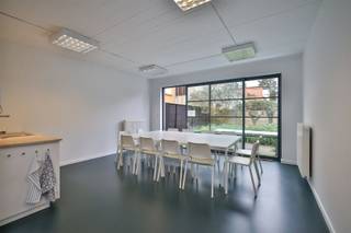 Op een zeer gunstige locatie in Wilrijk vinden we dit pand dat vele doelen kan dienen. Gelegen vlakbij het Sint-Augustinus ziekenhuis,...