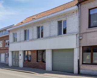 Cette habitation entièrement rénovée et prête à emménager bénéficie d’une situation idéale dans la Gasthuisstraat, en plein centre et à distance...