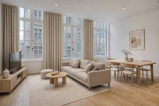 <p>Wonen in het historische hart van Antwerpen, achter een statige gevel met karakter? Dit knappe gelijkvloerse appartement combineert charme, comfort en een absolute topligging.</p>
<p>Via de zijingang betreedt u het appartement en komt u binnen in een praktische inkomhal waar maatwerk werd voorzien voor een vestiaire. De woon- en leefruimte bevindt zich vooraan en geniet dankzij de hoge plafonds en grote raampartijen van een prachtige lichtinval en een bijzonder ruimtelijk gevoel.</p>
<p>De open keuken sluit naadloos aan op de leefruimte en is volledig uitgerust met een keramische kookplaat, koelkast met vriesvak, oven en vaatwasser — ideaal voor wie houdt van comfortabel en zorgeloos wonen.</p>
<p>Achteraan bevinden zich twee volwaardige slaapkamers (ca. 13 m² en 12 m²). De grootste slaapkamer beschikt over maatwerk en beide kamers geven rechtstreeks toegang tot het aangename terras van ca. 20 m² — een heerlijke buitenruimte midden in de stad.</p>
<p>De moderne badkamer biedt alle comfort met zowel een douche als ligbad en een dubbele wastafel met meubel. Daarnaast is er een privatief gastentoilet aanwezig.</p>
<p>Extra praktisch zijn de aparte berging met aansluiting voor wasmachine en droogkast én de privatieve kelderruimte.</p>
<p>Een instapklaar en veelzijdig appartement dat perfect kan dienen als eigen woonst, stijlvolle pied-à-terre of slimme investering — en dit op een AAA-locatie waar alles op wandelafstand ligt.</p>