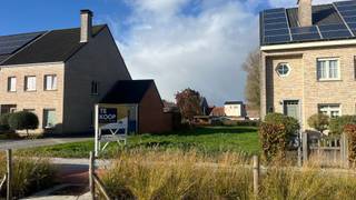 Deze bouwgrond op ca 749m2 voor HOB is zeer gunstig gelegen in de nabijheid van een gezellige dorpskern Kemzeke. Ook zijn alle winkels,...