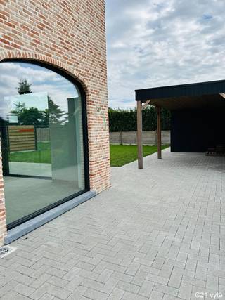 NIEUWBOUWPROJECT 'T VELD – MODERN WONEN OP EEN PRACHTIGE LOCATIE

Te koop: Luxe nieuwbouwwoning in Viersel

Welkom in 'T VELD, hét nieuwe woonproject op een werkelijk prachtige locatie.
Hier woon je in een oase van rust met alle voorzieningen binnen handbereik.

Luxueuze BEN-woning te koop met een hoogwaardige afwerking.
Deze lichtrijke halfopen bebouwing is gelegen op een absolute toplocatie!
De woning kan volledig afgewerkt worden binnen de normale aktetermijn van 4 maanden.

Kenmerken:

•	Prachtige BEN-woning
•	Klassieke architectuur met hoogwaardige afwerking
•	3 slaapkamers + afgewerkte zolder met mogelijkheid tot 2 extra slaapkamers, badkamer, extra ruime berging, prachtige tuin en 
        privé parkeerplaats onder luxe-carport met groot tuinhuis
•	Zonnepanelen en warmtepomp
•	Oppervlakte: 354 m²
•	Bewoonbare oppervlakte: 192 m²
•	Zuid-West tuin
•	Locatie: Salvialaan 42, 2240 Viersel

Een droomplek om te wonen!

De woning is gelegen dichtbij de toegang tot E313 (Massenhoven) en E34 (Oelegem)

Financiële informatie

Prijs € 559.741
  - Grond € 182.917
  - Constructie € 376.823
Kosten € 101.083
  - Registratierechten € 21.950
  - BTW € 79.133
Totaal excl. notariskosten € 660.824

Mis deze kans niet!
Contacteer ons vandaag nog en ontvang als eerste informatie over deze prachtige woning.

Contact: 03-320.26.50 - info@century21vyta.be