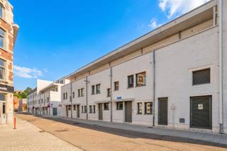 <p><span>In de vernieuwde stadswijk DijleDelta-Bottelarij, gelegen tussen het Klein Begijnhof en de bruisende Vaartkom, bieden wij u met trots deze multifunctionele woning aan. Dit nieuwbouwproject bevindt zich op wandelafstand van het historische centrum van Leuven en geniet van een goede bereikbaarheid met een vlotte verbinding naar belangrijkste invalswegen en werd in 2025 gerealiseerd door de gerenommeerde projectontwikkelaar Virix en ontworpen door Robbrecht & Daem architecten.</span></p><p><span> </span></p><p><span>Met een bewoonbare oppervlakte van maar liefst 302 m² biedt deze energiezuinige woning bijzonder veel ruimte en tal van mogelijkheden. Deze woning wordt afgewerkt aangeboden, exclusief schilderwerken en lichtarmaturen.</span></p><p><span> </span></p><p><span>Op het gelijkvloers bevindt zich een inkomhal met vestiaire en gastentoilet, een lichtrijke leefruimte met zicht op de gezellige stadstuin en een volledig geïnstalleerde keuken. De eerste verdieping omvat een nachthal, twee volwaardige slaapkamers, een badkamer, een apart toilet, een berging en een master bedroom met een en suite badkamer. </span></p><p><span> </span></p><p><span>De absolute meerwaarde van deze woning bevindt zich op de tweede en derde verdieping. Deze beschikken over drie bijkomende kamers/studentenkamers, een badkamer, een apart toilet, een keuken en een terras. Dankzij de aparte inkom is dit gedeelte uitermate geschikt voor de verhuur van studentenkamers, als zorgwoning of als uitbreiding van de gezinswoning. En dit steeds binnen de geldende regelgeving.</span></p><p><span> </span></p><p><span>Daarnaast beschikt de woning over een onderhoudsvriendelijke stadstuin met terras waar het heerlijk vertoeven is en een individuele kelder en bestaat de mogelijkheid om één of meerdere autostaanplaatsen bij aan te kopen.</span></p><p><span> </span></p><p><span>Kortom, deze energiezuinige, ruime en multifunctionele woning met stadstuin in het centrum van Leuven is zeker uw bezoek waard.</span></p><p><span> </span></p><p><span>Verkoop onder het btw-stelsel. Het verlaagde btw-tarief van 6% is mogelijk, mits voldaan wordt aan de geldende voorwaarden.</span></p><p><span> </span></p>