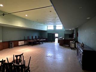 Gelijkvloers: gelagzaal met toog; sanitaire voorzieningen; keukenruimte; feestzaal (+/- 280m²);1e verdiep: overloop, badkamerruimte; keukenruimte;...