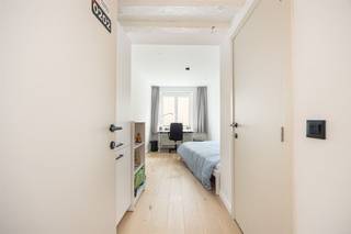 <p><span>Deze luxueuze studentenkamer in residentie "ME59" bevindt zich in een authentiek gebouw op de Mechelsestraat.</span></p><p><span>Het gebouw werd in 2022 volledig gerenoveerd en afgewerkt met hoogwaardige materialen. </span></p><p><span> </span></p><p><span>De studentenkamer bevindt zich pal in het centrum van Leuven op een toplocatie aan de Vismarkt. <br />De kamer is voorzien van een grote kleerkast waardoor er voldoende opbergruimte is. De kamer heeft ook een vast meubel met persoonlijke frigo met vriesvak en microgolf. Verder beschikt de kamer over een persoonlijke badkamer met douche, lavabo en toilet. Verder is de kamer bemeubeld met een bed, bureau en een bureaustoel. </span></p><p><span> </span></p><p><span>In het gebouw zijn er twee gemeenschappelijke keukens De volledig uitgeruste keukens zijn voorzien van een oven, kookplaat, eettafel, wastafels en een persoonlijke opbergkast die op slot kan.</span></p><p><span>Het gebouw beschikt ook over een ruime fietsenstalling die toegankelijk is via Craenendonck. </span></p><p><span> </span></p><p><span>Deze studentenkamer is niet alleen geschikt om te laten bewonen door uw zoon of dochter, maar dit kan ook perfect dienen als een rendabele investering!</span></p><p><span> </span></p><p><span>Verhuurd tot september 2026!</span></p><p><span> </span></p><p><span>Interesse in deze hoogwaardige studentenkamer? Contacteer ons via 016 15 31 15 of info@immolivit.be</span></p><p><span> </span></p><p><span> </span></p><p><span> </span></p><p><span> </span></p>