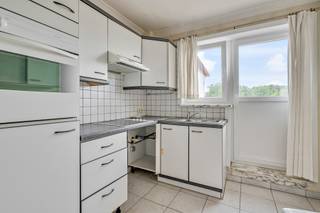 TE KOOP GERAARDSBERGEN<br />Dit instapklare appartement bevindt zich op de eerste verdieping van een rustige residentie in het gezellige Moerbeke. Dankzij de centrale ligging heb je werkelijk alles binnen handbereik: winkels, slagers, bakkers, openbaar vervoer,…<br />De indeling is doordacht en praktisch: een lichtrijke leefruimte, een volledig ingerichte keuken, een badkamer, een apart toilet, één slaapkamer en een aangenaam terras waar je heerlijk kan ontspannen. Extra troef: Er is een parkeerplaats voorzien direct voor het gebouw.<br /><br />Bent u op zoek naar een uitstekende investering in vastgoed? Deze opbrengsteigendom biedt een unieke kans! Het appartement is vlot verhuurbaar, wat zorgt voor een correcte inkomstenstroom. Dit maakt het pand ideaal voor investeerders die op zoek zijn naar een zorgeloze investering met een aantrekkelijk rendement.<br /><br />Interesse om deze eigendom te bezichtigen? Neem vandaag nog contact met ons op!