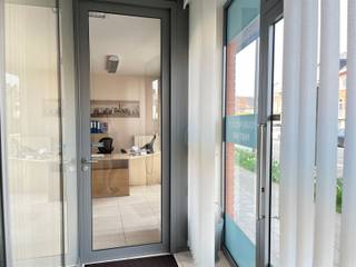 Kantoorruimte gelegen te Mechelen (circa 82 m²) Dit commerciële pand is perfect voor ondernemers die zoeken naar een professionele en goed gelegen werkplek.IDEAAL voor adviesbureaus, consultancy, advocatenkantoren, of andere dienstverlenende bedrijven die zoeken naar een professionele en aantrekkelijke werkplek in hartje Mechelen.LOCATIE EN BEREIKBAARHEID : Gevestigd aan een belangrijke verkeersader in Mechelen, beschikt dit pand over een ideale positie. De locatie is uitstekend bereikbaar met het openbaar vervoer. INTERIEUR EN INDELING : Het interieur is praktisch ingericht met meerdere functionele zones. Het pand beschikt over 3 verschillende bureauruimtes met glazen wanden afgescheiden, een geluidsdichte kantoorruimte, een apart toilet, en keukenvoorziening, en kleine berging.