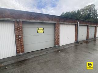 <p><span>Ruime bovengrondse garagebox met automatische poort!</span><span> </span></p><p><span>De garagebox geniet een centrale ligging in een veilige en rustige straat, parallel met de Fruithoflaan, en dus vlakbij voorname invalswegen zoals de E19, E34 en de ring. </span></p><p><span>De box is onmiddellijke beschikbaar, leent zich niet enkel voor het stallen van uw wagen en fietsen, maar ook als geheel droge stockageruimte. </span></p><p><span>Ideaal voor eigen gebruik, maar ook zéér gegeerd ter investering.</span></p><p><span> </span></p><p><span>Afmetingen box: 5.87m diep, 2.61m breed en 2.13m hoog</span></p><p><span>Afmetingen Poort: 2.37m breed en 1.91m hoog</span></p><p><span> </span></p>