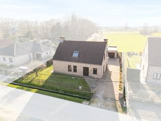 Te koop: open bebouwing in Lokeren, gelegen in een rustige residentiële wijk met uitzicht op een groene omgeving.<br /><br />Deze woning uit 1995 biedt een prachtig verzicht op de groene omgeving vanuit de tuin en leefruimte, is volledig asbestveilig en kent geen renovatieverplichting. Met maar liefst 6 mooie kamers, waarvan één op het gelijkvloers, is dit een ideale gezinswoning. De ligging in een residentiële buurt zorgt voor een rustige woonervaring, terwijl alle voorzieningen vlot bereikbaar zijn.<br /><br />Belangrijkste ruimtes:<br />• Ruime woonkamer (48 m²) met veel lichtinval<br />• Keuken (12 m²) met directe toegang tot de leefruimte<br />• Gelijkvloerse slaapkamer (11 m²)<br />• Vijf extra slaapkamers (10-15 m²) op de verdiepingen<br />• Badkamer (7 m²)<br />• Garage (35 m²)<br />• Bergingen (5 m² en 12 m²) met aansluitingen voor wasmachine en droogkast<br />• Inkomhal (9 m²)<br />• Toilet (2 m²) met handenwasser<br /><br />Troeven:<br />• Prachtig verzicht op groene omgeving vanuit de tuin en leefruimtes<br />• Geen renovatieverplichting én asbestveilig<br />• 6 mooie kamers, waarvan 1 op het gelijkvloers<br /><br />Neem vandaag nog contact op met je ERA-makelaar voor een bezoek.<br /><br />JOUW DROOMHUIS. ZO GEVONDEN!
