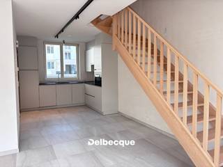 Lichtrijke en energiezuinige nieuwbouwwoning in het prachtige project Boevrie, uitstekend gelegen op wandelafstand van het centrum en het station. De woning combineert een moderne afwerking met veel ruimte, comfort en een rustige ligging aan een groen binnenplein.<br /><br /> Bij het binnenkomen beschikt de woning over een inkomhal met gastentoilet en een praktische berging. De lichtrijke leefruimte sluit naadloos aan op de open, volledig ingerichte keuken. Dankzij de grote raampartijen geniet u hier van een aangename hoeveelheid natuurlijk licht en een mooi zicht op het terras en de tuin. In de leefruimte en keuken is bovendien een moderne rail met verlichting voorzien.<br /><br /> Op de eerste verdieping bevinden zich twee slaapkamers, een badkamer met dubbel lavabomeubel, toilet en ruime inloopdouche, evenals een praktische berging met aansluitingen voor wasmachine en droogkast.<br /><br /> De tweede verdieping biedt een bijzonder ruime derde slaapkamer van maar liefst 27 m², aangevuld met een aparte berging. Deze verdieping vormt een mooie, veelzijdige ruimte met tal van mogelijkheden.<br /><br /> De woning wordt volledig geschilderd en is bijgevolg instapklaar. De vele raampartijen zorgen doorheen de hele woning voor een bijzonder aangename lichtinval. De rustige ligging aan het groene binnenplein biedt bovendien een aangename woonomgeving, terwijl het centrum en het station op wandelafstand bereikbaar zijn.<br /><br /> Een bijkomende troef is de ondergrondse autostaanplaats, voorzien van een laadpaal.<br /><br /> EPB in opmaak.<br />.