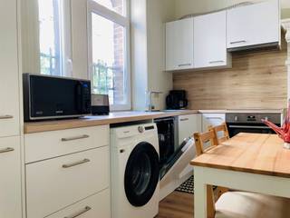 <p><span>Bel appartement/duplex rénové et meublé de 2 chambres, situé au rez-de-chaussée d'une agréable maison bruxelloise. Spacieux hall d'entrée avec WC séparé. Vaste living lumineux avec coin bureau, salle à manger et cuisine super-équipée ouvertes(frigo, four, lave-vaisselle, machine à laver et micro-ondes). Une petite chambre séparée avec salle de douche annexée. Niveau inférieur: Une grande chambre spacieuse avec salle de bain attenante comprenant baignoire et double lavabo. Nombreux espaces de rangement. Disponible immédiatement. Gaz et électricité à charge du locataire. Locations court-terme et Colocations non-acceptées. En plein coeur du quartier européen et proche de toutes commodités. A voir !</span></p>