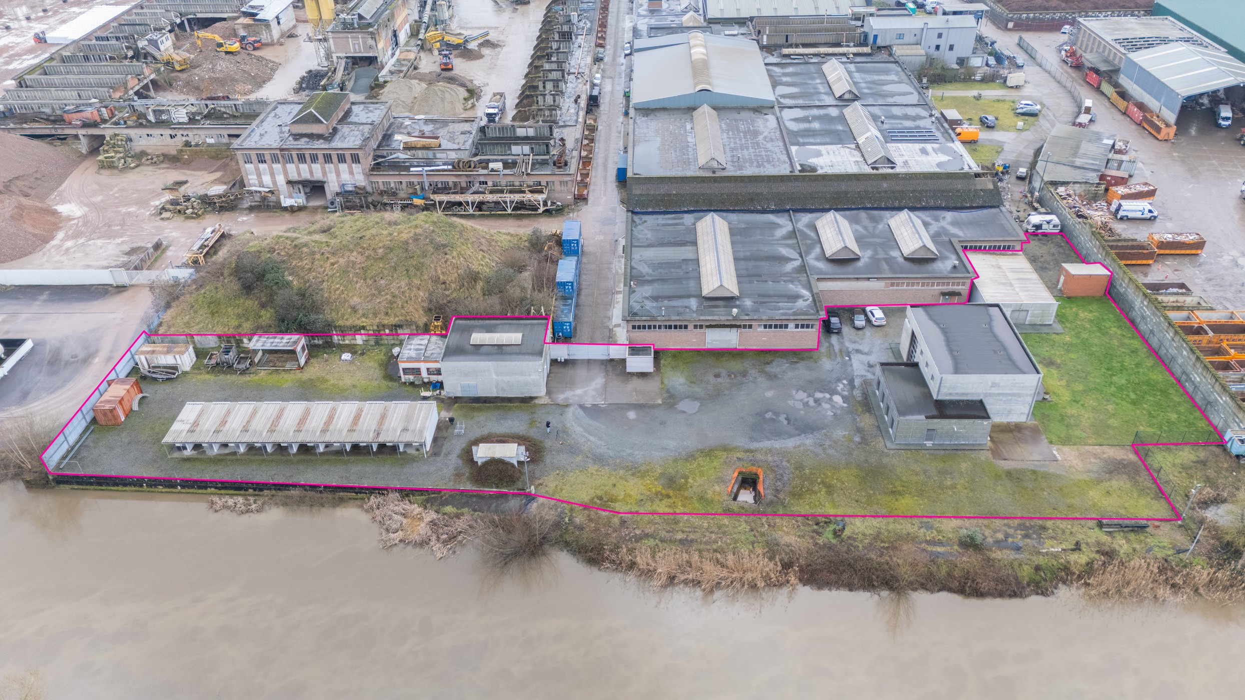 Bedrijfseigendom met kantoor, woning, loodsen en industriegrond van 3.670 m² - foto 4