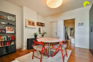 <p><span>Dit gezellige 1-slaapkamerappartement is gunstig gelegen in Wilrijk, op korte afstand van belangrijke invalswegen, parken, scholen, winkels en het openbaar vervoer. Dankzij de lage gemeenschappelijke kosten vormt dit een interessante opportuniteit voor zowel starters als investeerders.</span></p><p><span>Indeling:</span></p><p><span>Via de gemeenschappelijke inkomhal bereiken we met de trap de eerste verdieping, waar het appartement zich bevindt.</span></p><p><span>Bij het betreden van het appartement komen we in de lichtrijke woonkamer, die aansluit op de keuken. Vanuit de ruime tussenkamer is er toegang tot de slaapkamer. De badkamer is uitgerust met een ligbad, een lavabo en een toilet.</span></p><p><span>Troeven:</span></p><ul><li><span>Lage gemeenschappelijke kosten: 25/maand (water en minuterie) + blokpolis</span></li><li><span>Energiezuinig appartement met EPC-label B (144 kWh/m²/jaar)</span></li><li><span>Conforme elektrische installatie</span></li><li><span>P-score: A en G-score: A</span></li></ul><p><span>Nuttige informatie:</span></p><ul><li><span>Momenteel verhuurd, beschikbaar vanaf mei 2027</span></li></ul><ul><li><span>Asbestattest, bodemattest en stedenbouwkundige inlichtingen in aanvraag</span></li></ul><p><span> </span></p><p><span>Voor meer informatie of een bezoek ter plaatse kunt u ons bereiken op 03 449 42 41 of via <span>hallo@habicom.be</span></span></p><p><span>Benieuwd naar de waarde van jouw woning? Check het gratis op <span>www.watismijnhuiswaard.be</span></span><span> </span></p><p><span> </span></p>