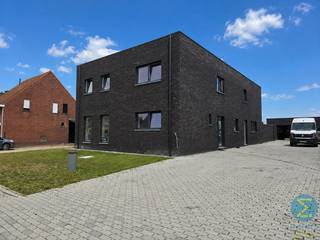 <span><span><strong>Hoogwaardig afgewerkte nieuwbouwwoning nabij centrum Arendonk op wandelafstand van natuurgebied "Het Goorken".<br /><u><br />Een bezoek aanvragen kan eenvoudig via onze website: www.immodrie.be. Zoek het pand terug onder 'Te Huur' en selecteer vervolgens op de pagina de optie 'Bezoek aanvragen'. Omwille van de grote reeks aanvragen, worden verzoeken via Immoscoop of andere portaalsites niet verwerkt.<br /></u></strong></span></span>
<p><span>Via de voordeur komt u binnen in een verzorgde inkomhal met vestiairemogelijkheden, een gastentoilet en de trap naar de eerste verdieping. Meteen rechts bevindt zich een aparte bureauruimte, ideaal als thuiskantoor, praktijkruimte alsook een aansluitende ruime berging/speelkamer. Dankzij de ligging aan de voorzijde van de woning geniet deze ruimte van voldoende privacy en is ze perfect afgescheiden van het dagelijkse gezinsleven.</span></p>
<p><span>Verder in de woning opent de hal zich naar het ruime leefgedeelte, waar woonkamer, eetplaats en open keuken naadloos in elkaar overvloeien. De grote raampartijen aan de achterzijde en zijkant van de woning zorgen voor een overvloed aan natuurlijk licht en creëren een aangename verbinding met het terras en de tuin. </span></p>
<p>De stijlvolle open keuken vormt het centrale ontmoetingspunt van de woning. Het royale kookeiland is uitgerust met een kookplaat voorzien van geïntegreerde afzuiging en biedt bovendien heel wat extra kastruimte. Aan de leefzijde van het eiland is plaats voorzien voor barkrukken, waardoor u er gezellig kunt ontbijten, aperitieven of gasten gezelschap kunt houden tijdens het koken. De strak uitgewerkte keukenwand is volledig uitgerust met een combi-oven, een geïntegreerde vaatwasser, een ruime koelkast en een spoelbak.<br /><br /><span>Aansluitend aan de keuken is er tevens nog een voorraadberging aanwezig alsook de achterinkom (zij-ingang) van de woning met daarnaast de technische ruimte voorzien van een aansluiting voor de wasmachine/droger.</span></p>
<p><span>Vanuit de eetkamer stapt u via de grote glaspartijen het terras en de tuin in, waardoor binnen en buiten op een natuurlijke manier in elkaar overlopen en u optimaal kunt genieten van de rustige, groene omgeving.<br /></span></p>
<p><span>Op de eerste verdieping leidt de nachthal naar drie volwaardige slaapkamers, elk voorzien van voldoende ruimte. </span><span>Daarnaast beschikt de verdieping over een multifunctionele ruimte die volledig naar eigen wens kan worden ingericht als dressing of bureau. </span></p>
<p><span>Een troef van deze woning is de aanwezigheid van </span>twee volledig uitgeruste badkamers<span>. De eerste badkamer is ingericht met een ligbad, een inloopdouche en een badkamermeubel met dubbele wastafel. Dankzij de oppervlakte blijft er bovendien voldoende plaaats over voor het toevoegen van extra badkamerkasten of een decoratief meubel.</span></p>
<p><span>De tweede badkamer beschikt eveneens over een comfortabele inloopdouche en een badkamermeubel met dubbele wastafel. Ook hier is extra ruimte voorzien voor een bijkomende kast of decoratieve inrichting.</span></p>
<p><span>Verder bevindt zich op deze verdieping een afzonderlijke wasruimte/berging alsook een apart toilet.</span></p>
<p><span>De woning bevindt zich op een rustige locatie nabij natuurgebied </span>Het Goorken<span>. Tegelijk bereikt u het centrum van Arendonk, scholen, winkels en andere voorzieningen in slechts enkele minuten. </span></p>