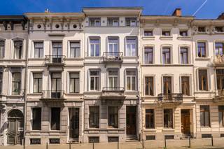 <p><span>Investeringsopportuniteit op absolute toplocatie in de Europese Wijk. Opbrengsteigendom met vier appartementen en aanzienlijk meerwaardepotentieel</span></p><p><span>In de gegeerde Spastraat, op een absolute toplocatie in de onmiddellijke nabijheid van de Europese Wijk, bevindt zich dit interessant opbrengsteigendom die een uitstekende opportuniteit biedt voor investeerders die op zoek zijn naar een combinatie van stabiele huuropbrengsten, waardevast vastgoed en bijkomend ontwikkelingspotentieel. De uitzonderlijke ligging, op wandelafstand van de Europese instellingen, openbaar vervoer, winkels en tal van voorzieningen, verzekert een blijvend sterke vraag op de Brusselse huurmarkt en maakt van dit pand een duurzame investering met toekomstperspectief.</span></p><p><span>Het gebouw beschikt over een totale bruto-oppervlakte van circa 492 m², inclusief de ruime kelder- en zolderverdieping, en omvat vier residentiële appartementen. Het gelijkvloerse appartement van ongeveer 98 m² beschikt over een zonnige privatieve tuin en wordt momenteel door de eigenaar bewoond, waardoor het vrij van bewoning zal zijn bij de verkoop. Op de eerste verdieping bevindt zich een appartement met twee slaapkamers (ca. 94 m²). De tweede verdieping omvat een appartement met één slaapkamer (ca. 71 m²) en het appartement op de derde verdieping (ca. 74 m²) eveneens één slaapkamer. </span></p><p><span>Naast de bestaande appartementen beschikt het gebouw over een ruime, niet-ingedeelde zolderverdieping die, mits het bekomen van de vereiste stedenbouwkundige vergunningen, interessante mogelijkheden biedt voor verdere valorisatie. Ook de omvangrijke kelderverdieping van circa 100 m² vormt een bijkomende troef en biedt tal van praktische gebruiksmogelijkheden.</span></p><p><span>Het gebouw verkeert in een algemene goede staat van onderhoud en is uitgerust met centrale verwarming op mazout. De elektrische installatie is niet conform de huidige regelgeving en de EPC certificaten zijn (D - E - E &amp; G). </span></p><p><span>Een bijzonder waardevol extra element is de afgesloten dubbele garagebox met bijkomende bergruimte (+ € 50.000), gelegen op wandelafstand van het pand. Parkeergelegenheid is in deze buurt bijzonder schaars en vormt een belangrijke meerwaarde voor zowel huurders als toekomstige eigenaars.</span></p><p><span>Dankzij de combinatie van een uitzonderlijke ligging, een totale bruto-oppervlakte van 492 m², onmiddellijke huuropbrengsten, een vrij beschikbaar appartement, uitbreidingsmogelijkheden via de zolderverdieping en de inbegrepen dubbele garage biedt deze opbrengsteigendom alle troeven voor een investeerder die op zoek is naar een kwalitatieve vastgoedbelegging met een aantrekkelijk rendement én een aanzienlijk potentieel voor verdere waardecreatie.</span></p>
