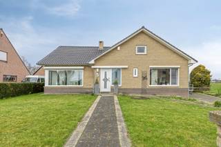 Deze charmante vrijstaande woning is gelegen op een ruim perceel van ca. 1.000 m² en biedt een aangename combinatie van ruimte, comfort...