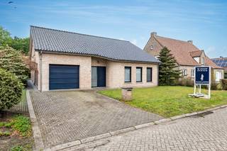 Deze verzorgde woning met 3 slaapkamers op een zuidwest georiënteerd perceel van ca. 840 m² is rustig gelegen in een aangename residentiële buurt...
