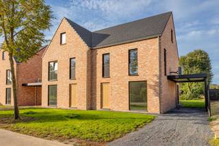 <p><strong>De Nachtegaal – Landelijk en energiezuinig wonen in Mol-Millegem</strong></p>
<p>Ontdek De Nachtegaal, een kleinschalig nieuwbouwproject met vier woningen in de Nachtegaalstraat in Mol-Millegem. De woningen combineren een landelijke uitstraling met hedendaags wooncomfort. De tijdloze architectuur en verzorgde afwerking zorgen voor een warm en uitnodigend geheel. Dankzij de ligging in een rustige woonwijk, nabij het centrum van Mol, geniet u hier van een aangename woonomgeving met alle dagelijkse voorzieningen binnen handbereik.</p>
<p><strong>Lot 4 - Nachtegaalstraat 21 </strong></p>
De modelwoning is reeds afgewerkt en biedt u de mogelijkheid om vanaf het verlijden van de notariële akte uw intrek te nemen. Met een bewoonbare oppervlakte van 177m² geniet u van een praktische indeling, een mooie afwerking en hedendaags wooncomfort. <br /><br />Op het gelijkvloers vindt u een inkomhal met gastentoilet, een lichtrijke leefruimte met open keuken en aansluitend een praktische berging. Verder telt de eerste verdieping drie slaapkamers, een badkamer en een afzonderlijk toilet. De ruimte zolderverdieping biedt bovendien de mogelijkheid om een vierde slaapkamer of hobbyruimte te creëren. <br /><br />Troeven van deze woning:<br />- halfopen nieuwbouwwoning <br />- afgewerkte modelwoning, beschikbaar vanaf het verlijden van de akte <br />- drie slaapkamers, met mogelijkheid tot een vierde slaapkamer<br />- aangename tuin <br />- energiezuinig dankzij: warmtepomp, vloerverwarming en zonnepanelen <br />- mogelijkheid tot aankoop aan het verlaagde btw-tarief van 6%, mits voldaan aan de wettelijke voorwaarden