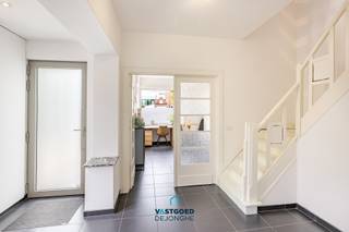 Op wandel- en fietsafstand van het centrum van Sint-Martens-Latem, treffen we deze lichtrijke halfopen bebouwing aan.
De woning heeft de volgende indeling: ruime inkomhal met gastentoilet, bureauruimte, lichtrijke eet- en woonkamer, een open volledig ingerichte keuken en een kelder.
Op de eerste verdieping zijn er twee ruime slaapkamers en een badkamer met lavabo, ligbad en toilet.
Verder is er nog een derde slaapkamer op de tweede verdieping.
Buiten is er een lichtrijke volwassen tuin, grote oprit, ruim terras, carport en een berging.
Grote troeven zijn hier: lichtrijk, instapklaar, locatie ...
De woning is vrij op 01/03/2027
Renovatieverplichting: nee.
Voor meer informatie of een bezoek kan u terecht bij Sander Dejonghe via sander@vastgoeddejonghe.be, Evy Dhondt via evy@vastgoeddejonghe.be of Inias Leten, Inias@vastgoeddejonghe.be
Alle dossierstukken en virtuele tour kan u terugvinden op onze website: www.vastgoeddejonghe.be