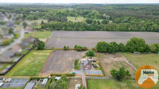 Zichem - Degelijke, goed onderhouden maar te renoveren woning op 47aAchterin gelegen met rondomrond zeer ruime tuin en/of weiland. Rust...