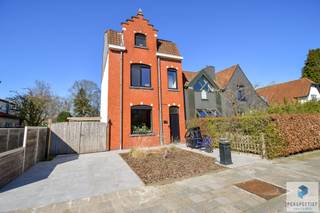 Deze instapklare gezinswoning met opvallend veel lichtinval bevat 3 volwaardige slaapkamers en een onderhoudsvriendelijke tuin.<br />INDELING: inkomhal met toilet, woonkamer met zit-en eetplaats, open keuken met eetplaats, wasplaats en bergruimte. <br />Op de 1ste verdieping is er een nachthal, grote slaapkamers en badkamer met inloopdouche, bad en toilet. Op de 2de verdieping zijn er 2 slaapkamers.<br />BUITEN: Grote diepe tuin met zonnig terras, parkeerplaats voor het huis. <br /><br />Contacteer PERSPECTIEF VASTGOED – 7 op 7 bereikbaar – voor meer informatie of een bezoek.<br />Bel  050/550.750 of mail naar info@perspectiefvastgoed.be.
