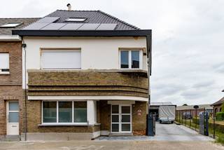 Te renoveren woning met veel potentieel in hartje Oppuurs. Ben je op zoek naar een woning waar je jouw eigen stempel op kan drukken? Dan is dit pand in Oppuurs precies wat je zoekt! Deze te renoveren woning op een perceel van 600m² biedt veel mogelijkheden: momenteel zijn er 2 slaapkamers maar er is de mogelijkheid tot 5 slaapkamers – perfect voor grote gezinnen of wie graag ruim leeft. Oprit met automatische poort – veilig en praktisch en zéér ruime garage/opslagruimte – ideaal voor zelfstandigen, hobbyisten of wie veel stockruimte nodig heeft. Deze woning beschikt tevens over 26 zonnepanelen, 2 thuisbatterijen, een zonneboiler, airco, een speksteenkachel in de woonkamer en laadpaal,... Het dak werd 10 jaar geleden vernieuwd. Elektriciteit conform. De eigenaars hadden reeds alles aangekocht om vloerverwarming te leggen, nog extra isolatie,... Grijp deze kans om een woning te transformeren tot jouw droomhuis en/of multifunctionele werkplek! Zeker een bezoekje waard. Voor meer info of een bezoek bel gerust het nummer: 03/283.84.84 of mail naar christel@ax-quality.be Gvg/Wg/Gmo/Gvkr/Gvv EPC 194KWh/m² (Energielabel B) UC 3640757