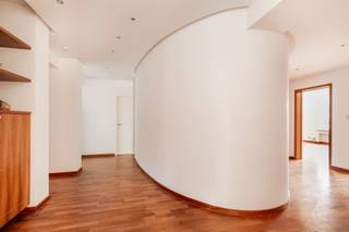 IMMO ID biedt u exclusief dit prachtige appartement met 3 slaapkamers van bijna 217 m2 (PEB oppervlak) en een groot terras, gelegen in een...