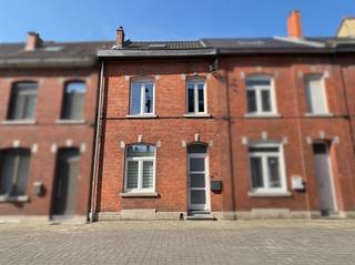 <p><span>SOUS OPTION Tubize, proche du centre ville et de toutes les facilités dont la gare, les transports et les écoles, belle maison entièrement rénovée avec de belles matières et joli jardin. La maison se compose d'un bel hall d'entrée carrelé de 8 m² vers le grand séjour de 35 m² très lumineux et son espace salle à manger avec jolie cuisine Ixina ouverte toute équipée de 16 m² vers la terrasse et le jardin. Salle de bain de 8 m² équipée d'une baignoire, d'une douche, d'un meuble simple vasque, d'un radiateur porte serviettes, d'une toilette et d'un extracteur. Le jardin est orienté plein sud, il propose une terrasse carrelée, il est clôturée et profite d'une cabane. A l'étage, via le hall de nuit, deux grandes chambres de 19 et 15 m² et deux autres chambres de 13 m² chacune sous vélux avec rangements dans les combles à l'étage supérieur. Grenier de rangement et caves. Double vitrage pvc et volets. Électricité conforme. PEB C. Faire offre à partir de 310.000€. Infos et visites au 02/355.50.55.</span></p>
