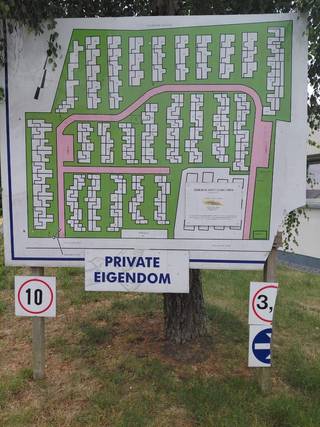 Gezellige vakantiebungalow met 2 slaapkamers en private parking bouwjaar2003 gelegen in rustig vakantiepark De Grote Zeemeeuwen te Koksijde, op 1km van Oostduinkerke als Koksijde dorp en 3 km van Koksijde Bad, vlakbij Doornpanne (duinen) op 700m van winkels, zwembad, tennis, padel ook paardenmanege in de buurt. De woning bestaat uit inkomhal met toilet, berging, grote leefruimte met open ingerichte keuken 2 slaapkamers, badkamer met douche en lavabo, veranda met schuifwanden van 5.50mX3m, afgesloten gezellige tuin met hot tub (jacuzzi) en 2 tuinbergingen 23 zonnepanelen. Beperkte syndickost, ideaal als 2de woonst of om te verhuren.