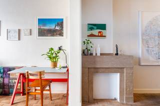 Op het bruisende Zuid vind je dit ruim charmante gelijkvloers appartement, een plek waar karakter en comfort mooi samenkomen. Bij het binnenkomen valt meteen het ruime leefgedeelte op, met plaats voor een gezellige zithoek én eetkamer. De parketvloer, originele schouw en karakteristieke elementen zorgen voor een warme en huiselijke sfeer. Aan de voorzijde ligt een extra kamer, ideaal als bureau, kinderkamer of logeerplek. Achteraan bevindt zich de grote keuken, praktisch ingericht en met rechtstreekse toegang tot een gezellig, groen terras — perfect om even te ontspannen in openlucht. De badkamer is uitgerust met een inloopdouche en wastafel. Tot slot is er een ruime slaapkamer met zicht op de buitenruimte. Kortom, een appartement met karakter, goede indeling en een toplocatie op het Zuid — ideaal voor wie houdt van het stadsleven met een vleugje charme. Epc: 234 kWh/m2, P-score: D, G-score: D, Stedenbouwkundige info in aanvraag