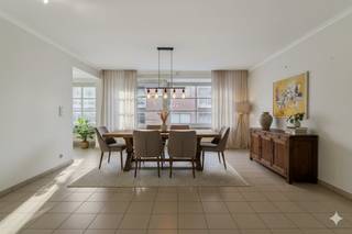 In het hart van Roeselare stellen we u graag dit ruime en energiezuinige appartement voor, gelegen op de tweede verdieping van een...