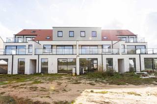 <span>TE KOOP - nieuwbouwappartementen te Lede<br /><br /></span><span>Residentie Coucxhoeve II onderscheidt zich van elke andere residentie en dit op alle vlakken: de hedendaagse architectuur is zeer fris, open en creëert een maximaal aan leefruimte, zichten en lichtinval. <br /><br />Deze nieuwe residentie is ontworpen volgens de principes van Gezonde Gebouwen, met het oog op de gezondheid van de bewoners: lichtinval en zicht, privacy, maximaal contact met de buitenruimte en een gezond binnenklimaat.<br /><br />Buiten het esthetische aspect wordt ook de nadruk gelegd op comfort, veiligheid en afwerking. Een energiezuinig appartement is vandaag waardevoller dan ooit tevoren: ventilatiesysteem D en centrale verwarming met warmtepomp. Er wordt gestreefd naar een energielabel A+ en een E-peil lager dan 30.<br /><br />De appartementen zijn gelegen in een rustige, doodlopende straat op wandelafstand van centrum Lede en in de nabijheid van scholen, winkels en grote supermarkten. De koper van een appartement is gehouden tot gelijktijdige aankoop van een autostaanplaats (9.000 €, excl. kosten).</span><br /><br /><span>Voor meer info omtrent plannen, prijzen en lastenboek, contacteer ons vrijblijvend 052 52 80 30 - info@goemanvastgoed.be</span>