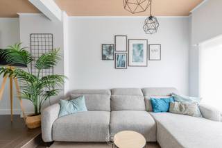 Op zoek een instapklare gezinswoning? In deze verzorgde woning hoef je niets meer te doen: alles is afgewerkt en klaar voor een nieuwe eigenaar.<br /><br />Via de inkomhal kom je in de aangename leefruimte, waar de ingemaakte kasten zorgen voor extra opbergruimte. Aansluitend bevindt zich de keuken, voorzien van het nodige hedendaagse comfort. Naast de keuken is er bovendien een praktische bergruimte/wasplaats.<br /><br />Op het gelijkvloers bevindt zich ook de verzorgde recent gerenoveerde badkamer, uitgerust met zowel een bad als een douche. Vanuit de woning heb je toegang tot de onderhoudsvriendelijke tuin, waar je aangenaam buiten kunt vertoeven.<br /><br />De eerste verdieping biedt plaats aan twee volwaardige slaapkamers (14,50m² & 11,50m²) met opnieuw ook <strong>ingemaakte kasten</strong> en een apart toilet wat zorgt voor extra comfort. Via een vaste trap bereik je de tweede verdieping, waar zich een derde, volledig afgewerkte kamer bevindt (27,50m²). <br /><br />Ook op technisch vlak is de woning volledig in orde. Zo beschikt ze over een <strong>conforme keuring</strong> van de elektrische installatie, een gunstig <strong>EPC-label B</strong> en is ze bovendien <strong>asbestveilig</strong>.<br /><br />(De huidige eigenaars huren een garagebox die achteraan de woning is gelegen.)<br /><br />Wil jij van deze woning je nieuwe thuis maken? Neem dan gerust contact met ons op via emily@claves.be of 03 502 98 74.<br />