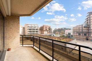 Heel ruim woonappartement met een schitterend zongericht terras. Geniet van een open ingerichte keuken, 2 grote slaapkamers en een badkamer...