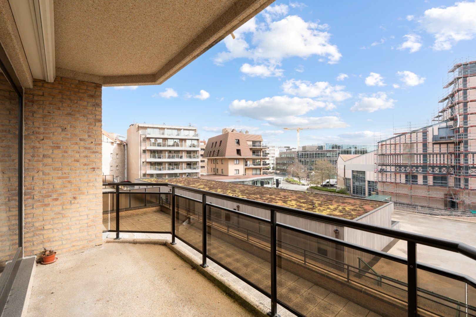 CENTRAAL GELEGEN ZONGERICHT WOONAPPARTEMENT OP 100 METER VAN DE ZEEDIJK - foto 1