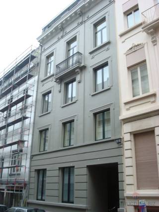 Prachtige duplexkantoren, ideaal gelegen aan het begin van de Lange Haagstraat, op minder dan 100 meter van de Louizalaan, nabij het Stéphanieplein.<br /><br />Met een totale oppervlakte van ongeveer 160 m² bieden deze kantoren ook een mooie binnenplaats/terras van ±25 m². De indeling omvat meerdere functionele ruimtes, een aparte opslag- en serverruimte, een volledig uitgeruste keuken, evenals 2 douches en 2 toiletten.<br />Aan de achterzijde geeft een deur toegang tot een binnentuin, overdekt met een elegante glazen koepel. De hoofdingang is bereikbaar via een verfijnde doorrijpassage, wat een vleugje prestige toevoegt aan deze professionele ruimte.<br /><br />Onroerende voorheffing: ongeveer €2.000/jaar<br />Gemeenschappelijke kosten: ongeveer €5.000/jaar<br />Onmiddellijk beschikbaar<br /><br />Deze informatie is niet-bindend.