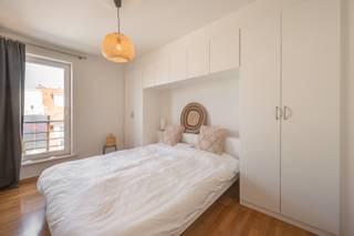 Instapklare penthouse met zicht op het hinterland, centraal gelegen op de Graaf d'Ursellaan. Dit hoek appartement bestaat uit een inkom, ruime woonkamer met overvloedig natuurlijk licht, volledig ingerichte keuken met aansluitend ruim zuidgericht terras. Ruime eerste slaapkamer voorzien van ingebouwde kasten. De tweede slaapkamer is voorzien van een praktisch uitklapbed en biedt nog voldoende ruimte voor een extra bed of een andere inrichting naar wens. Verder beschikt het appartement over een doucheruimte met douche en wastafel, een sas met ingebouwde kasten, een ruime badkamer met ligbad en dubbele wastafel en een apart gastentoilet. Via een uitschuifbare trap bereikt u een grote zolder, die heel wat extra bergruimte biedt. deze ruimte is afgewerkt en heeft een raam, waardoor het als extra slaapruimte kan dienen. Het appartement beschikt over een ruime privatieve kelder, een gemeenschappelijke vuilnisruimte en een gemeenschappelijke fietsenberging; Een leuk detail is het streepje zeezicht vanuit één van de slaapkamers.