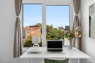 Op zoek naar een comfortabele plek om te studeren en te ontspannen? Deze ingerichte studentenkamer aan de achterzijde op het tweede verdiep, biedt alles wat je nodig hebt: een eigen badkamer met regendouche, een handige ontbijtplek met ingebouwde kasten, microgolfoven en koelkast met vriesvak. De kamer maakt deel uit van Trivest, een duurzaam studentenproject met EPC A-label. Geniet van vier moderne gemeenschappelijke keukens, een groene parkachtige binnentuin én een toplocatie op wandelafstand van campussen, station en stad. Perfect voor studenten die stijl, comfort en energiezuinig wonen willen combineren. De maandelijkse huuropbrengst wordt geschat op 680 euro.Wacht niet te lang! Contacteer ons vandaag nog via info@homies.be of 016 22 82 22. HOMIÉS, an Eye for Immo.<br /> 