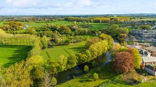 <p>ALTRO VASTGOED VERKOOPT: Luxueuze droomvilla met 5 slaapkamers</p><p>Bent u op zoek naar een woning die aan de binnenzijde werkelijk álles biedt? Deze prachtig afgewerkte villa in het idyllische Bachte-Maria-Leerne is een zeldzame vondst. Hoewel de straat momenteel wordt vernieuwd, wat zal resulteren in een nóg mooiere toegang, is het vooral het spectaculaire interieur dat u volledig zal betoveren.</p><p>Bij binnenkomst wordt u verwelkomd in een stijlvolle inkomhal met hoogwaardig maatwerk. De indeling is doordacht en biedt een ongeziene flexibiliteit met twee royale, lichtrijke leefruimtes waar het natuurlijke licht vrij spel heeft. Het kloppend hart van de woning is de luxueuze keuken met een stijlvol eiland. Daarnaast vindt u op het gelijkvloers een extra (slaap)kamer met aangrenzende luxueuze badkamer.</p><p>Op de verdieping wordt de nadruk op ruimte bevestigd met maar liefst vijf zeer ruime slaapkamers. De master bedroom is een ware suite, compleet met eigen dressing. Een tweede luxueuze badkamer zorgt voor optimaal comfort voor het hele gezin. De woning beschikt bovendien over een volledig afgewerkte kelder, ideaal voor hobby of stockage.</p><p>Gelegen op een prachtig perceel in een groene omgeving nabij de Leie, combineert deze villa landelijke rust met een hoogwaardige afwerking. Een uniek pand waar ruimte geen grenzen kent.</p><p>Dit pareltje zelf ontdekken? Maak een afspraak bij Leen via 0478/69.84.34 of Leen@altro-vastgoed.be.</p>